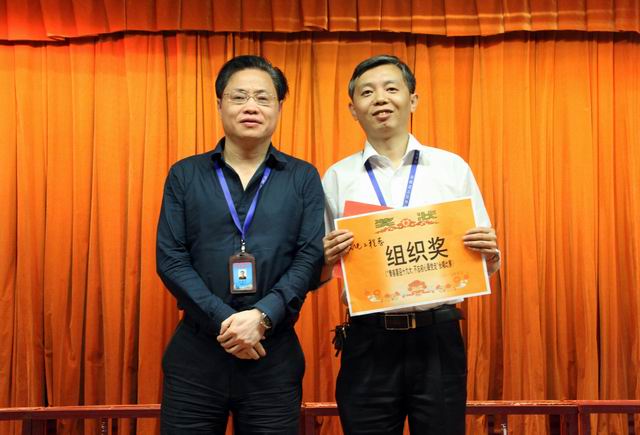 調(diào)整大小 9、任建設(shè)副院長(zhǎng)給機(jī)電工程系頒發(fā)組織獎(jiǎng).jpg