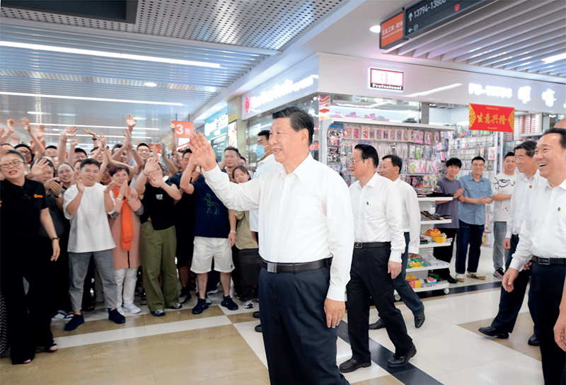 2023年9月20日至21日，中共中央總書記、國家主席、中央軍委主席習(xí)近平在浙江考察。這是20日上午，習(xí)近平在義烏國際商貿(mào)城考察時(shí)，同商戶親切交流。 新華社記者 李學(xué)仁/攝