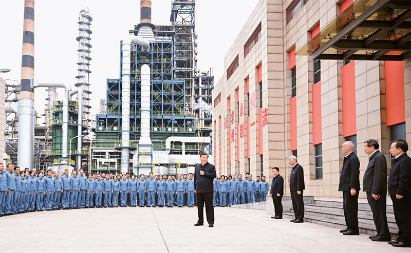 2023年10月10日至13日，中共中央總書記、國家主席、中央軍委主席習(xí)近平在江西考察。這是10日下午，習(xí)近平在中國石化九江分公司考察時(shí)，同企業(yè)員工親切交流。 新華社記者 謝環(huán)馳/攝