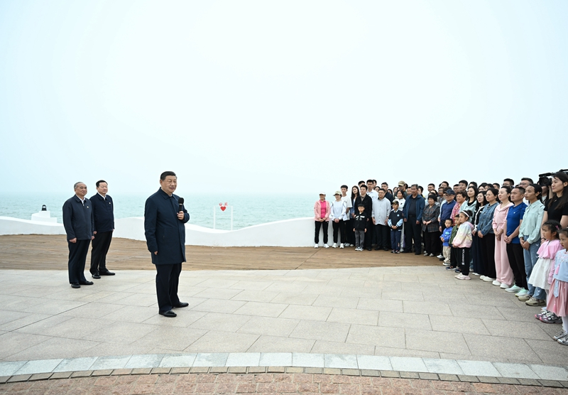 5月22日至24日，中共中央總書(shū)記、國(guó)家主席、中央軍委主席習(xí)近平在山東考察。這是22日下午，習(xí)近平在日照市陽(yáng)光海岸綠道同市民和游客親切交流。