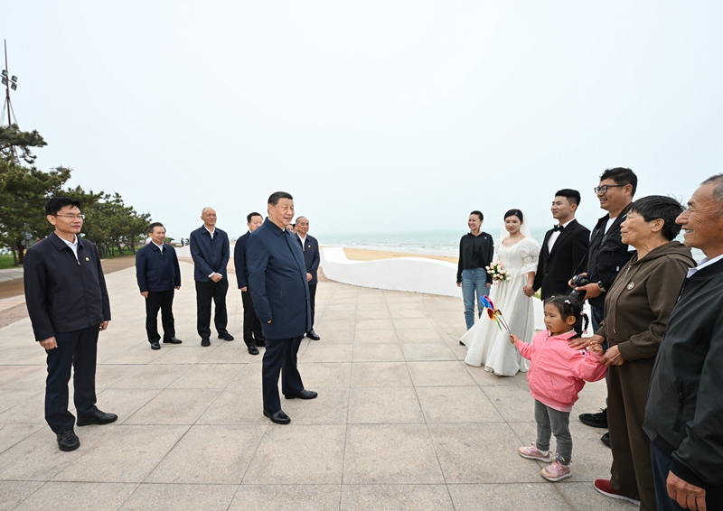 5月22日至24日，中共中央總書(shū)記、國(guó)家主席、中央軍委主席習(xí)近平在山東考察。這是22日下午，習(xí)近平在日照市陽(yáng)光海岸綠道同市民親切交流。